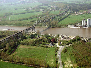 Eisenbahnhochbrücke in Hochdonn in Dithmarschen am Nord-Ostsee-Kanal, an der Westküste v. Schleswig-Holstein