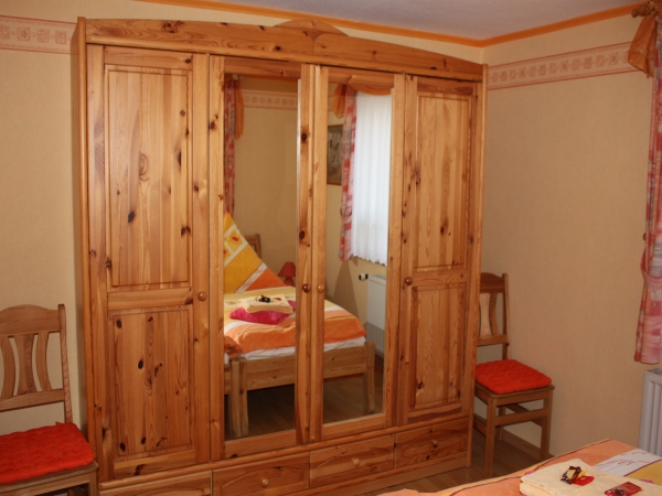 4-triger Kleiderschrank im Schlafraum 2 d. Ferienwohnung Lthje in Hochdonn in Dithmarschen am Nord-Ostsee-Kanal